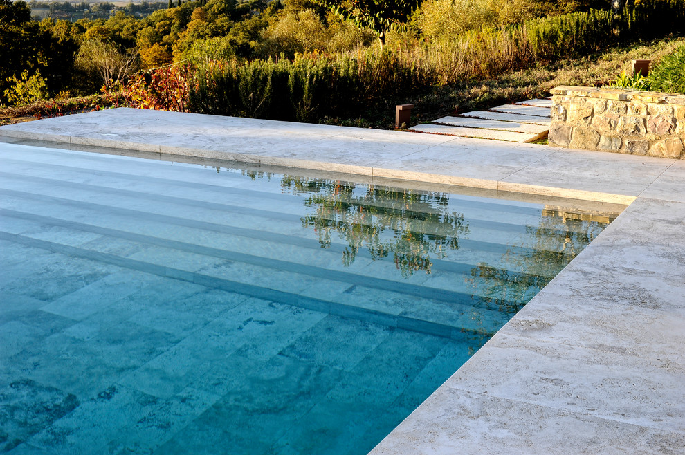 Esempio di una piscina country