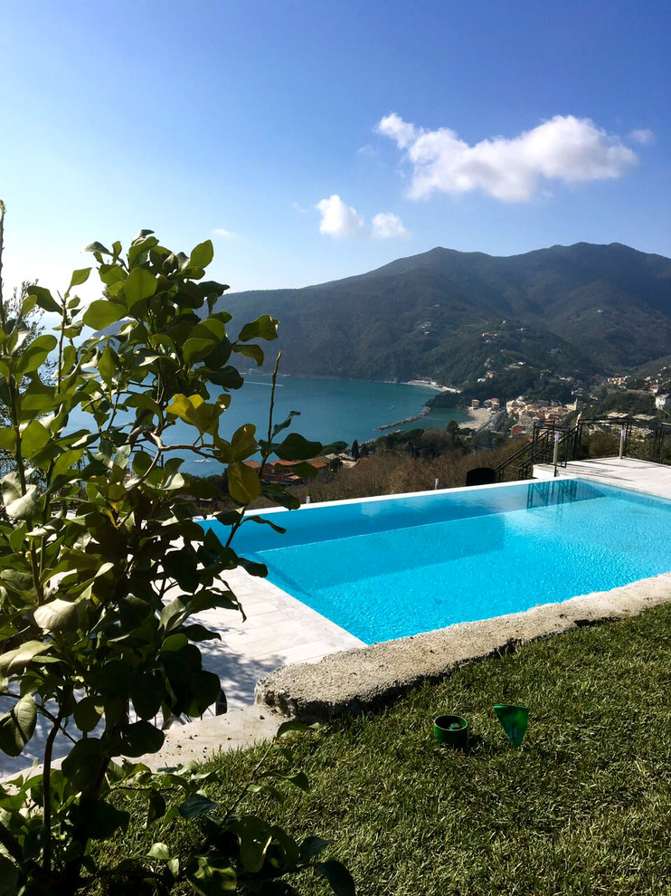 Esempio di una piscina mediterranea