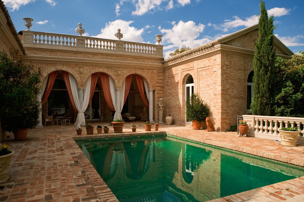 Imagen de casa de la piscina y piscina alargada mediterránea de tamaño medio rectangular en patio