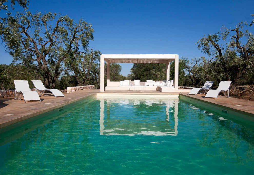 На фото: большой прямоугольный бассейн в современном стиле с домиком у бассейна
