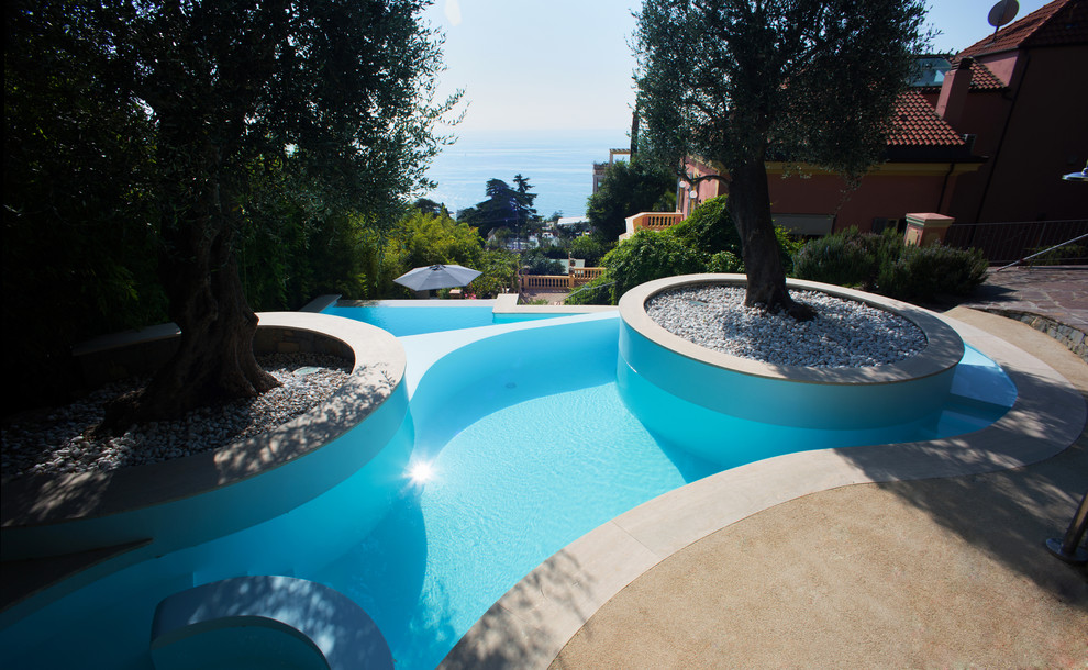 Идея дизайна: бассейн-инфинити среднего размера, произвольной формы на заднем дворе в средиземноморском стиле