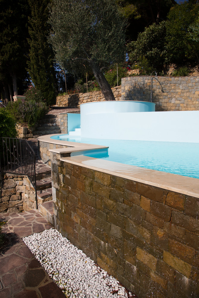 Cette photo montre une piscine à débordement et arrière méditerranéenne de taille moyenne et sur mesure.