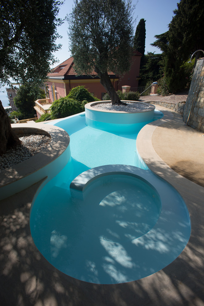 Свежая идея для дизайна: бассейн-инфинити среднего размера, произвольной формы на заднем дворе в средиземноморском стиле - отличное фото интерьера