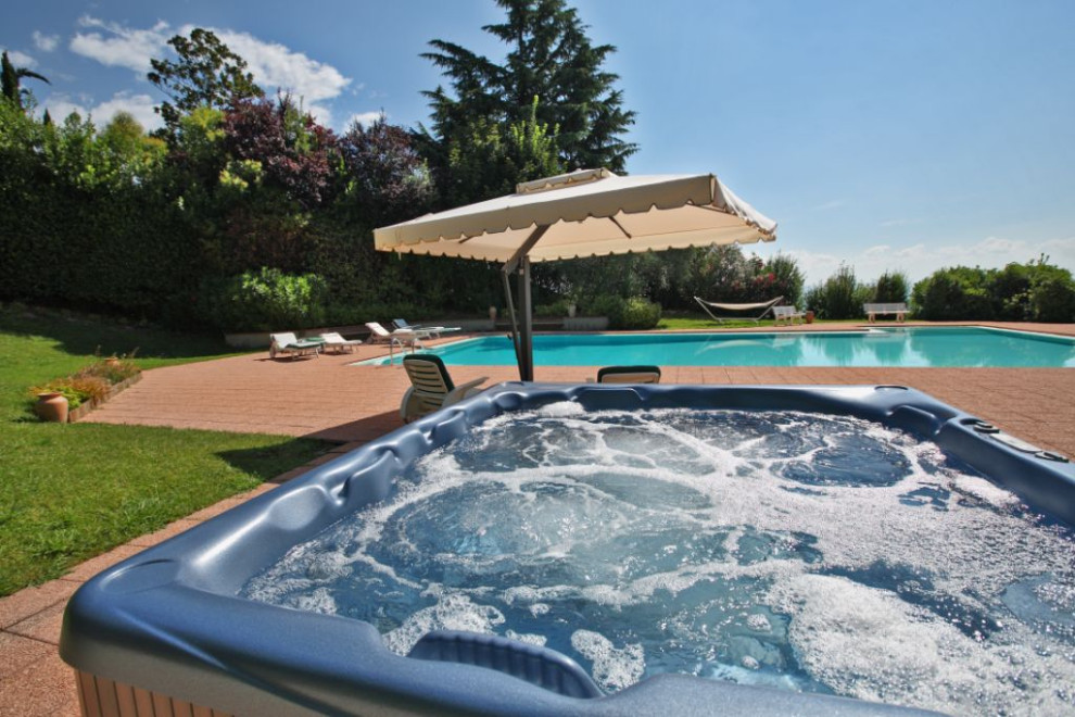 Cette image montre une piscine design de taille moyenne avec un bain bouillonnant.