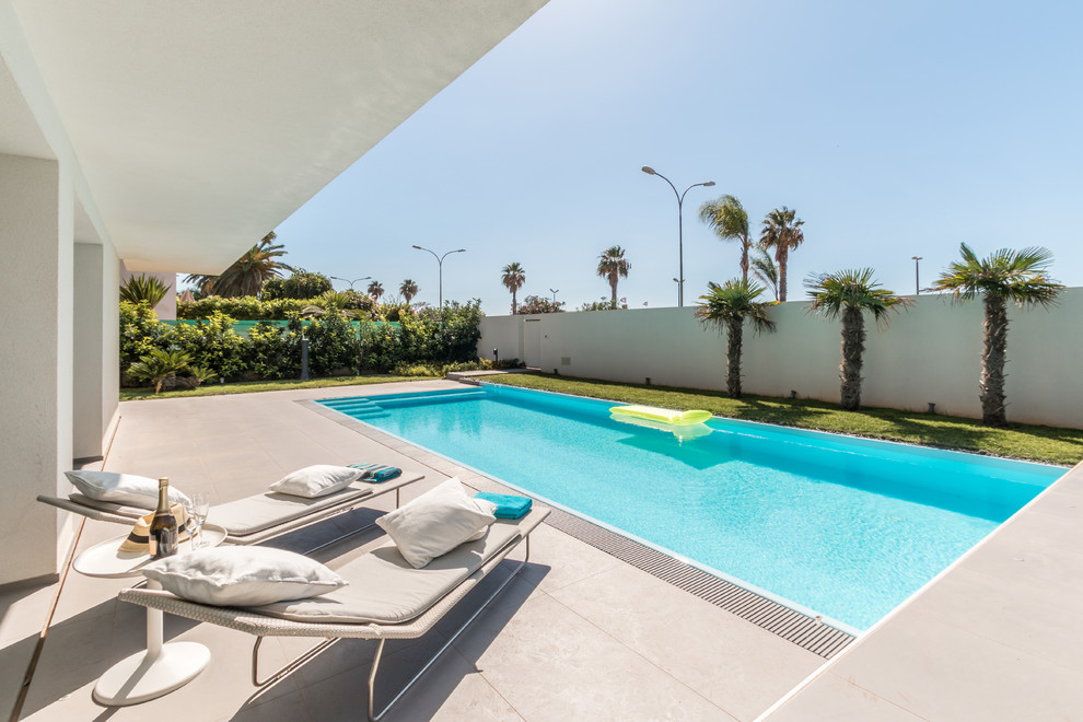 Foto de piscina contemporánea grande rectangular con adoquines de hormigón