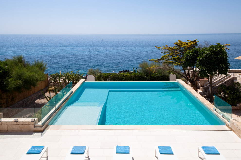 Idées déco pour une piscine méditerranéenne.