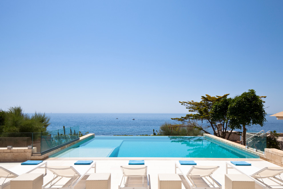 Свежая идея для дизайна: большой прямоугольный бассейн-инфинити в морском стиле - отличное фото интерьера