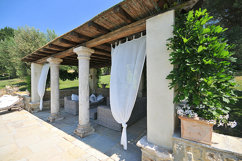 Foto de casa de la piscina y piscina rústica extra grande rectangular en patio trasero con adoquines de piedra natural