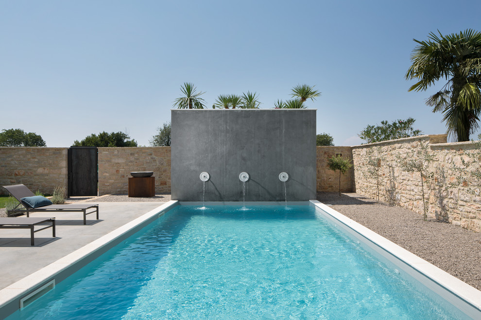Пример оригинального дизайна: прямоугольный бассейн в средиземноморском стиле с покрытием из гравия