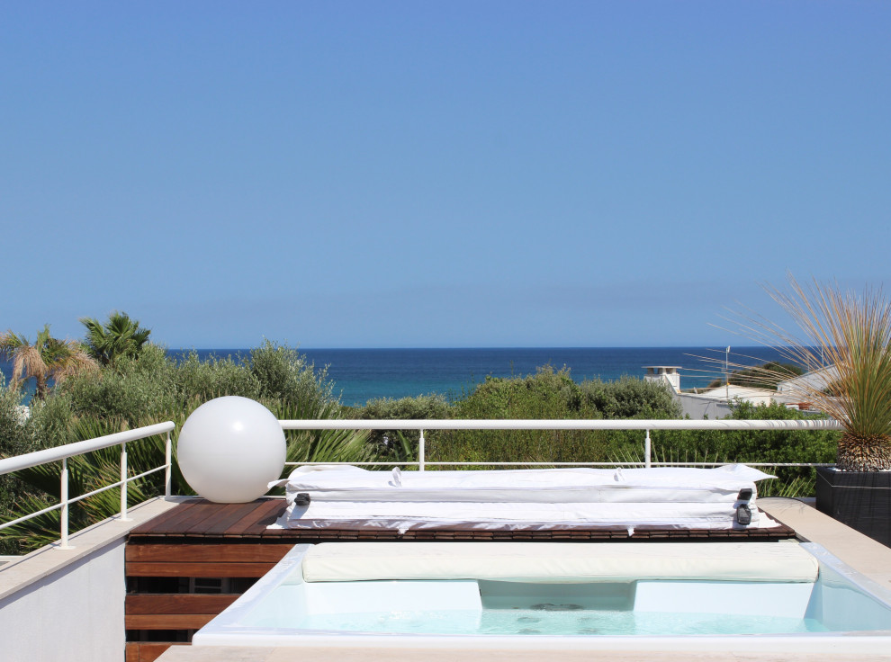 Imagen de piscina elevada minimalista pequeña rectangular en azotea con paisajismo de piscina y entablado