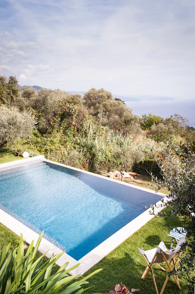 Immagine di una piscina monocorsia stile marinaro rettangolare di medie dimensioni e dietro casa