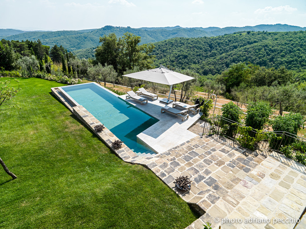 Ispirazione per una piscina a sfioro infinito mediterranea rettangolare di medie dimensioni e davanti casa