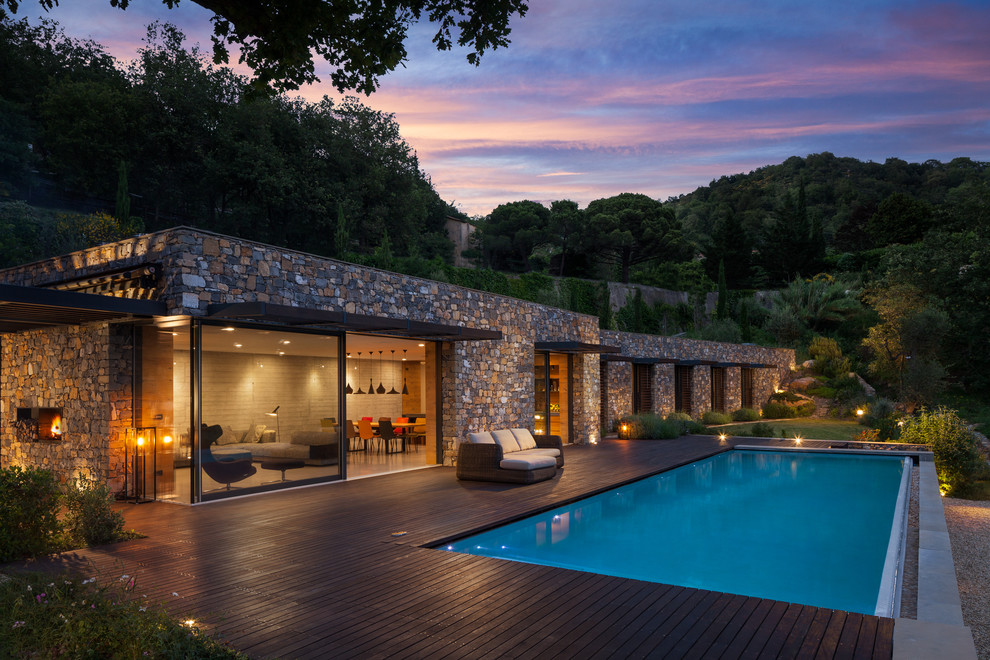 Aménagement d'une piscine contemporaine.