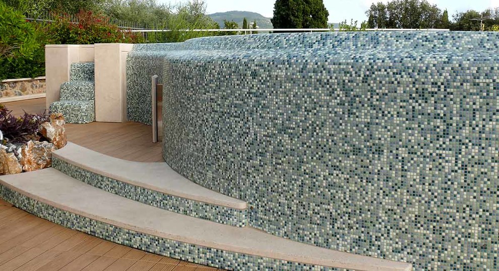 Cette image montre une piscine sur toit à débordement design.