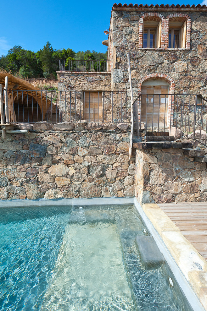 На фото: бассейн в средиземноморском стиле с настилом с