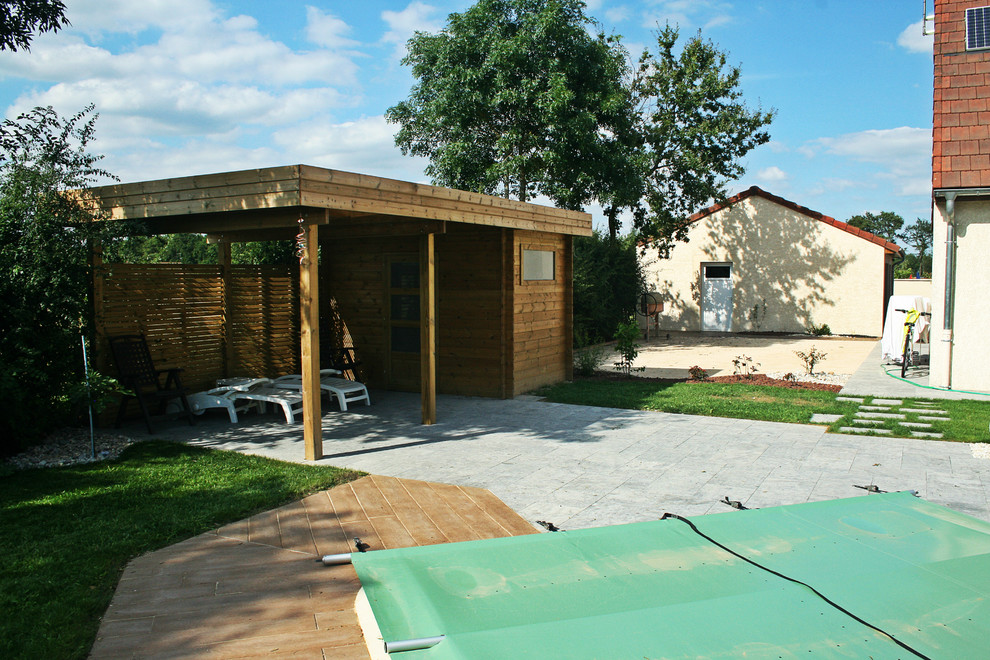 Small minimalist pool house photo in Dijon