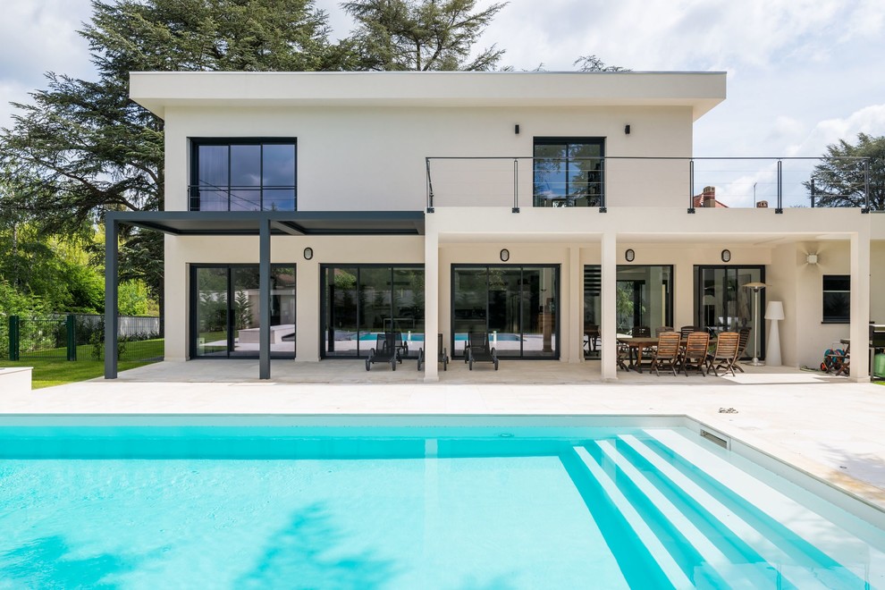 Imagen de piscina contemporánea grande rectangular en patio trasero