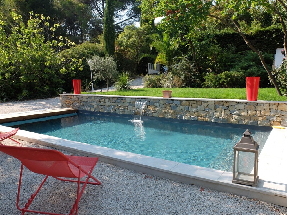 Immagine di una piscina contemporanea rettangolare di medie dimensioni e davanti casa con ghiaia