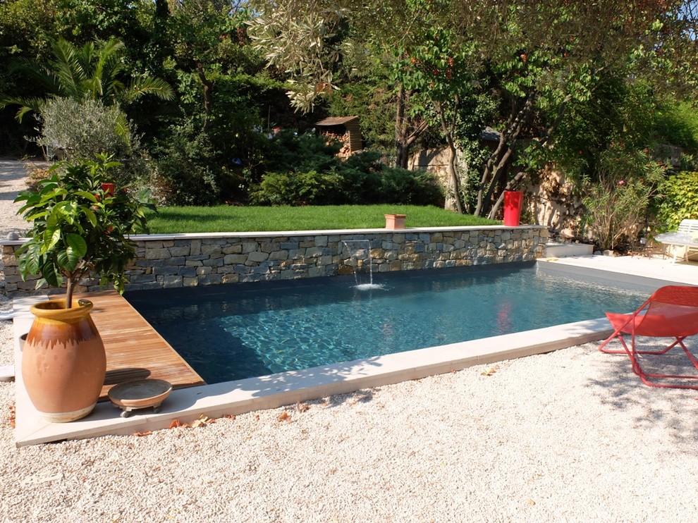 Ejemplo de piscina contemporánea de tamaño medio rectangular en patio delantero con gravilla