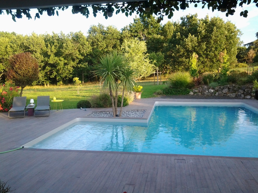 Großer, Gefliester Moderner Pool in L-Form in Toulouse