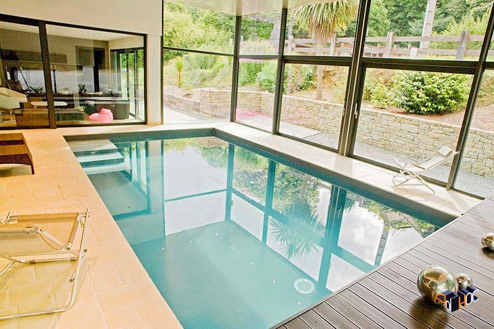 Immagine di una piscina coperta contemporanea rettangolare di medie dimensioni con ghiaia