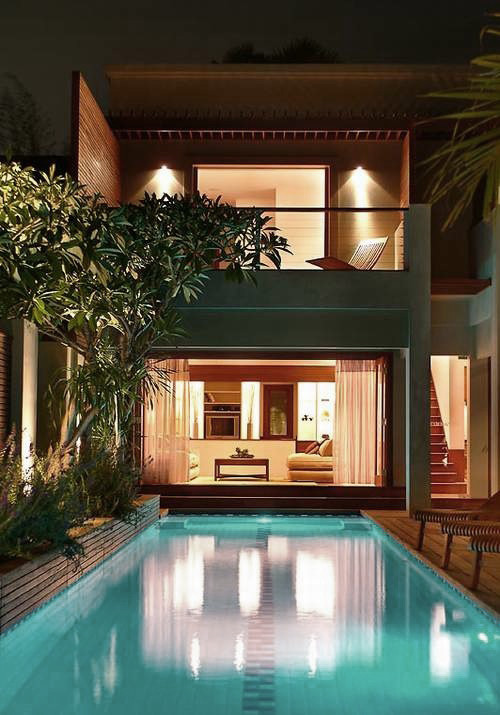 Diseño de piscina tropical rectangular en patio