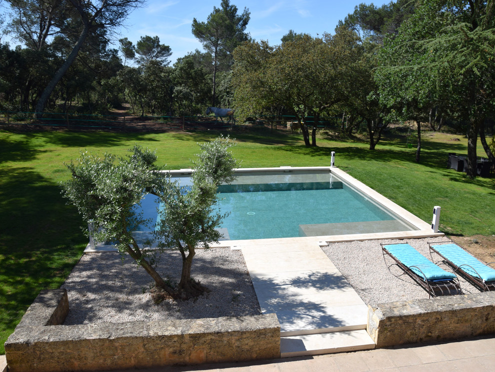 Foto de piscina contemporánea de tamaño medio a medida en patio delantero