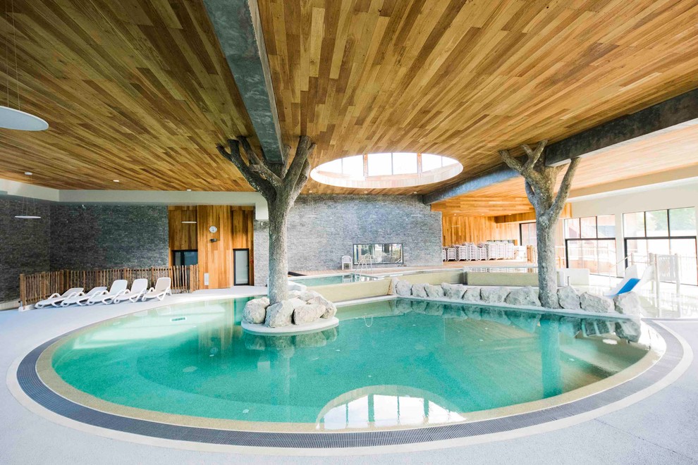 Cette photo montre une piscine intérieure montagne avec un bain bouillonnant.