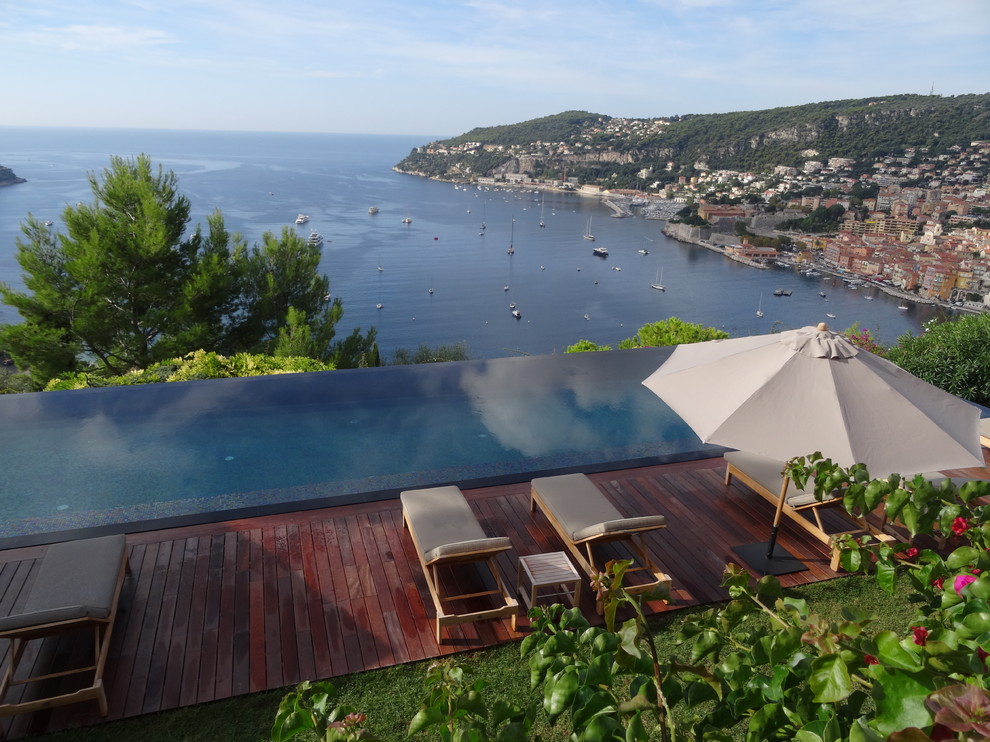 Transitional pool photo in Nice