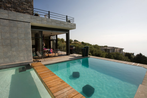 Idées déco pour une piscine méditerranéenne.