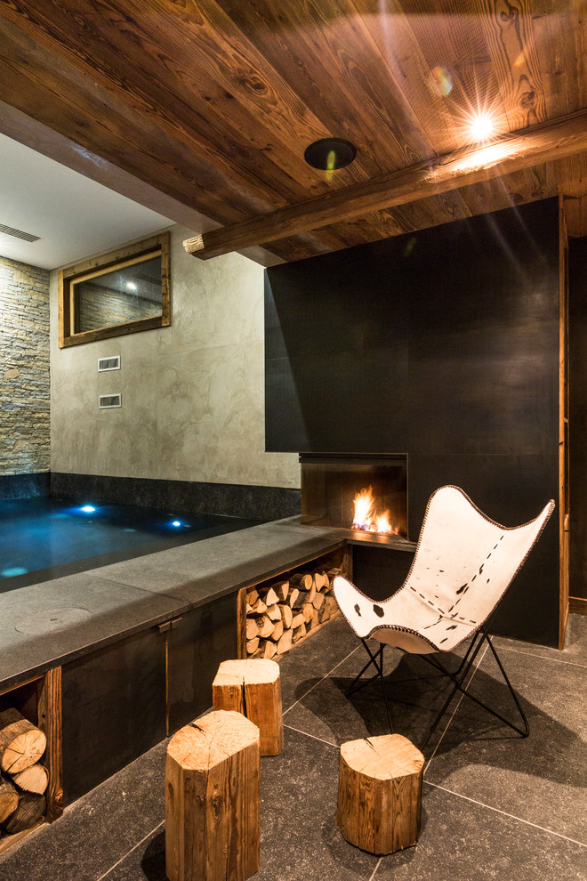 Imagen de piscina rústica de tamaño medio rectangular y interior con suelo de baldosas