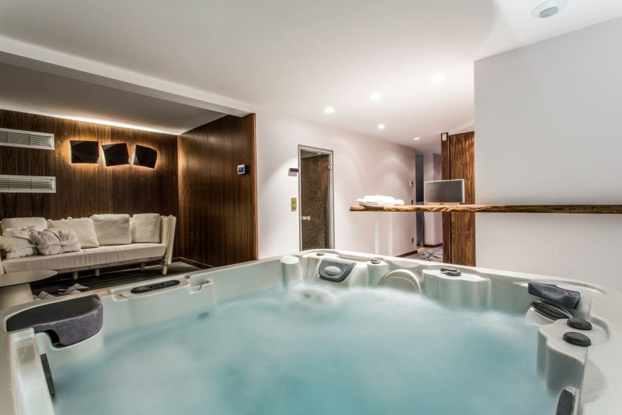 Large mountain style indoor hot tub photo in Lyon