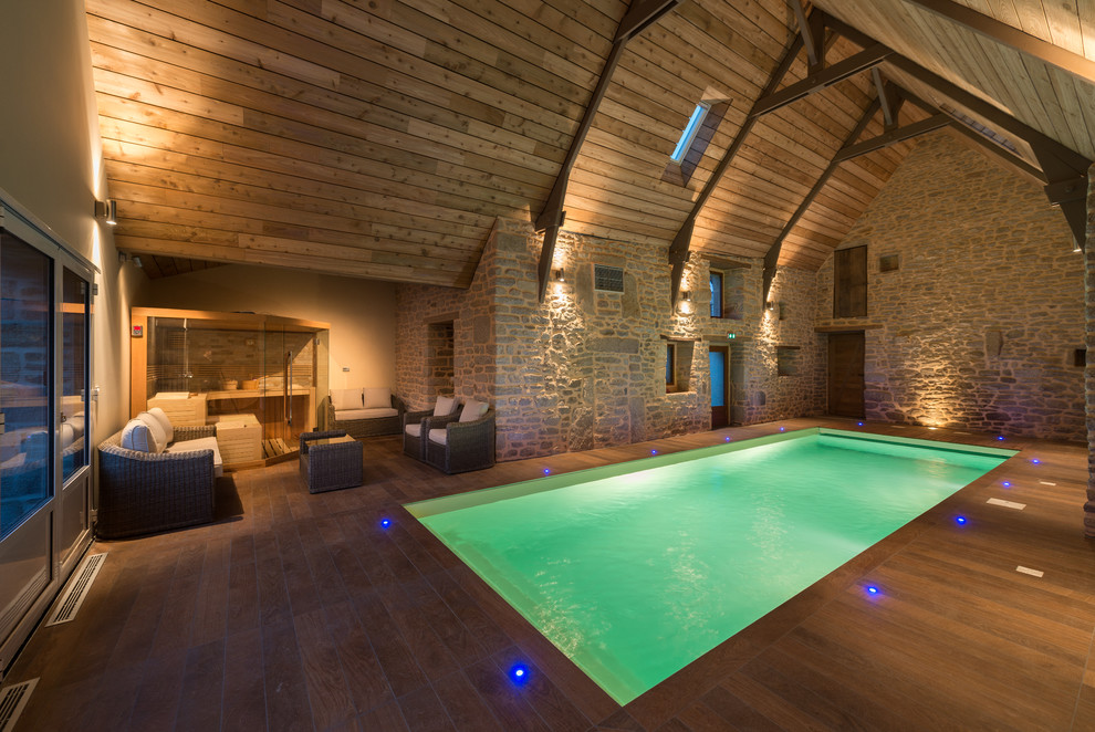 Стильный дизайн: большой прямоугольный бассейн в доме в стиле рустика с настилом - последний тренд