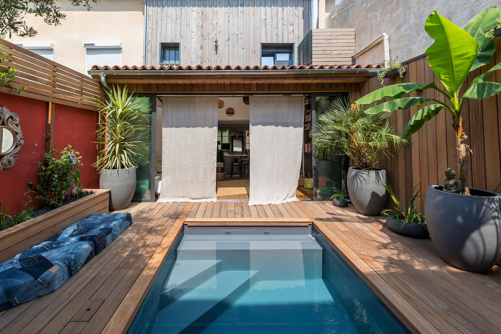 На фото: маленький бассейн на внутреннем дворе в средиземноморском стиле с настилом для на участке и в саду с