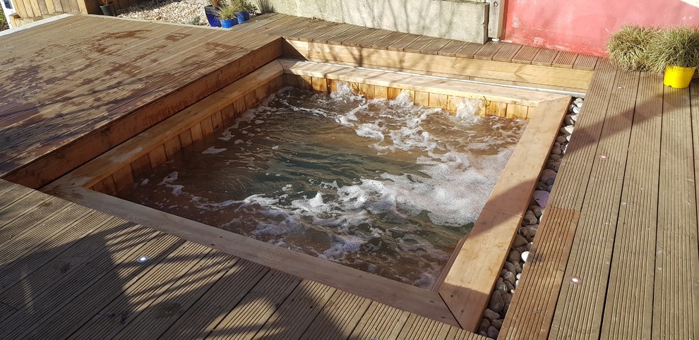 Foto de piscina nórdica de tamaño medio a medida con entablado