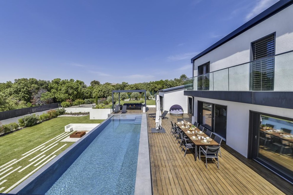 Geräumiges Modernes Sportbecken hinter dem Haus in rechteckiger Form mit Dielen in Montpellier