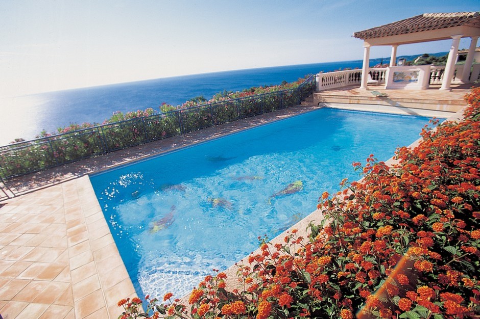 Cette image montre une piscine méditerranéenne.