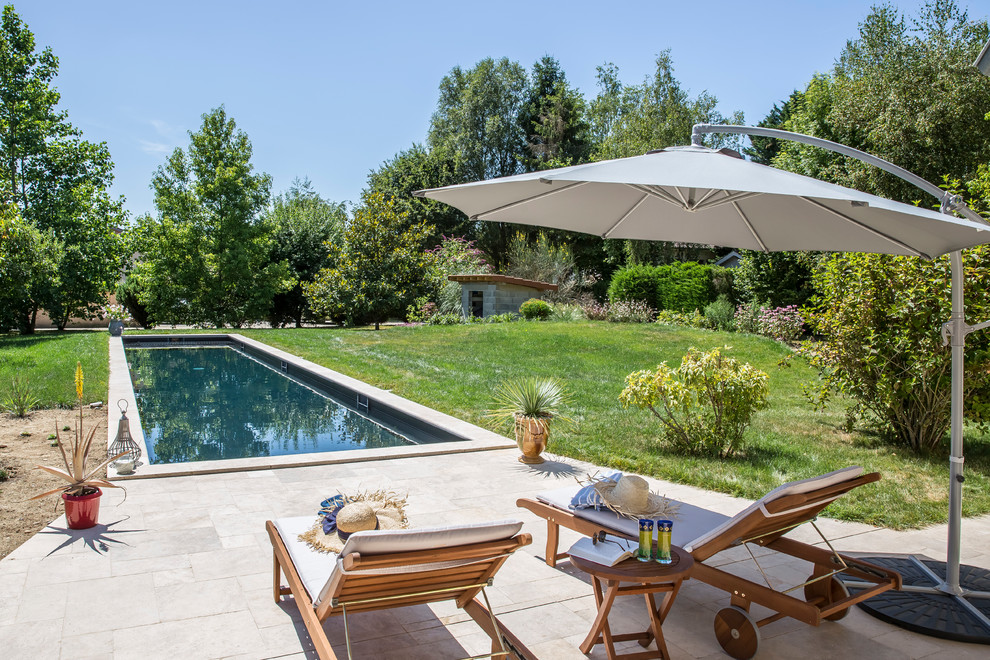 Idee per una piscina monocorsia mediterranea rettangolare dietro casa con una dépendance a bordo piscina