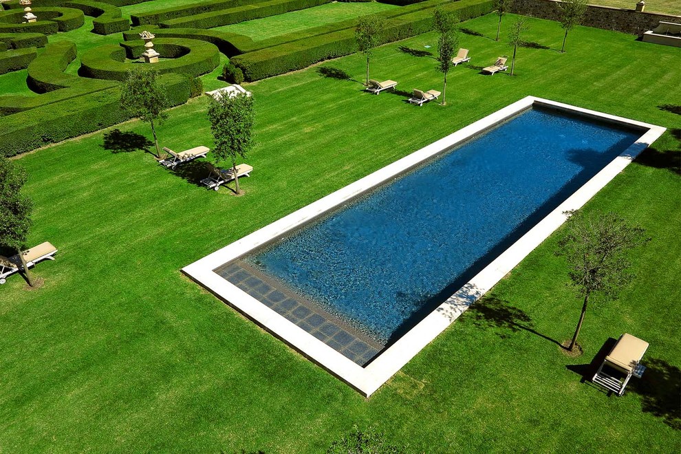 Ispirazione per una grande piscina monocorsia design rettangolare