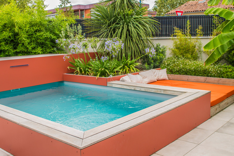 На фото: маленький прямоугольный бассейн на заднем дворе в морском стиле с покрытием из плитки для на участке и в саду