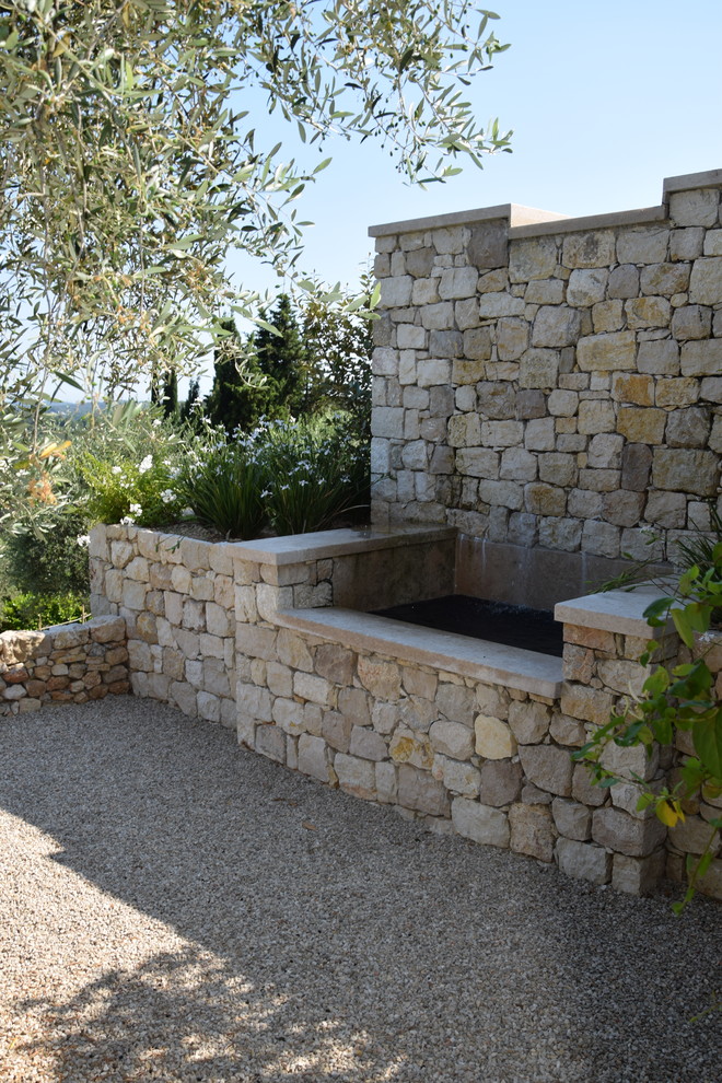 Идея дизайна: маленький прямоугольный бассейн-инфинити на боковом дворе в современном стиле с фонтаном и покрытием из гравия для на участке и в саду