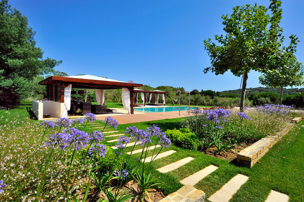 Foto de casa de la piscina y piscina infinita mediterránea rectangular en patio trasero con entablado