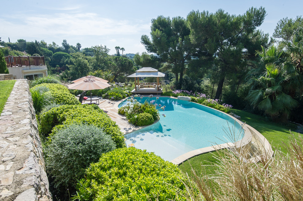 Immagine di una piscina monocorsia tradizionale personalizzata dietro casa e di medie dimensioni con lastre di cemento