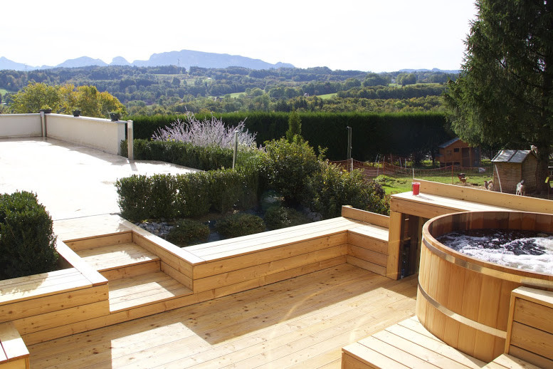Photo of a small scandinavian round above ground hot tub in Montpellier.