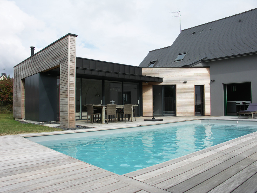 Cette photo montre un couloir de nage arrière tendance rectangle et de taille moyenne avec une terrasse en bois.