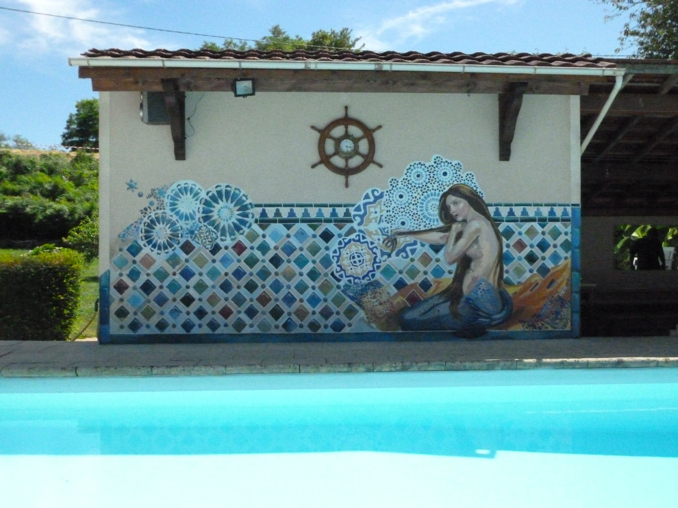 Стильный дизайн: прямоугольный бассейн среднего размера на внутреннем дворе в средиземноморском стиле - последний тренд