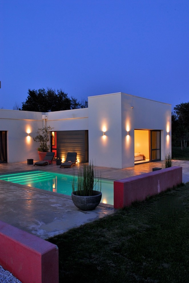 Imagen de piscina mediterránea de tamaño medio rectangular en patio trasero