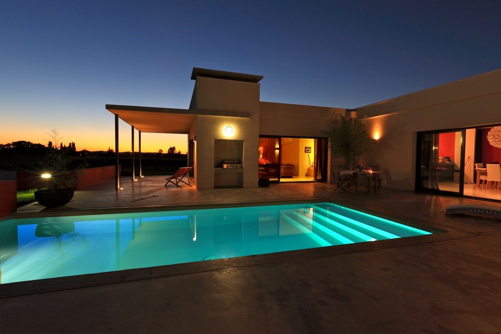Imagen de piscina mediterránea grande rectangular en patio trasero
