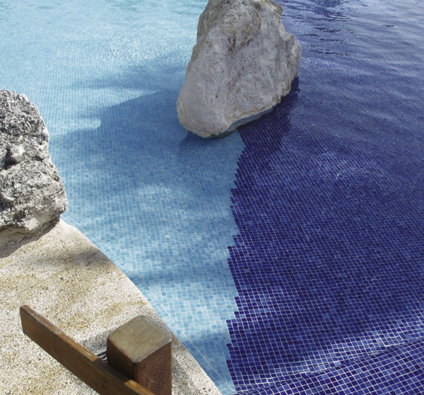 Geräumiger Maritimer Schwimmteich in runder Form mit Natursteinplatten in Montpellier