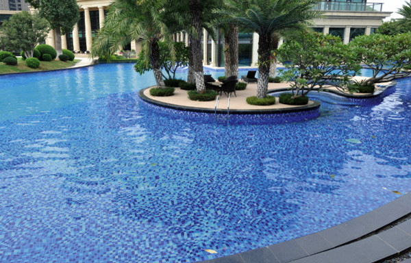 Diseño de piscina con fuente natural marinera extra grande redondeada con adoquines de piedra natural